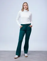 Pantalón largo verde esmeralda de tejido elastizado, marca Dictionary. Modelo de pierna ancha con pretina con pasadores, botón y cierre. Delantera con bolsillos y trasera con bolsillos simulados.