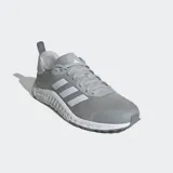 Championes de entrenamiento Adidas modelo Everyset en color gris con las tres tiras laterales en blanco. Presentan un exterior de malla transpirable, mediasuela de EVA de doble densidad para mayor estabilidad y suela de caucho con tracción multidireccional.