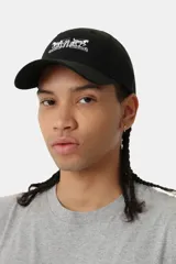 Gorra tipo baseball color negro con diseño bordado en color blanco en el panel frontal que representa el clásico logo de los dos caballos de Levi's.