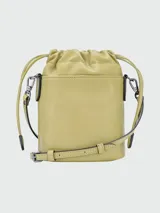 Cartera tipo bucket pequeña de cuero negro, con cierre de cordón ajustable y solapa frontal con botón a presión. Incluye correa larga ajustable para llevar cruzada.