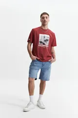 Remera de manga corta color ladrillo con estampado geométrico en el frente.