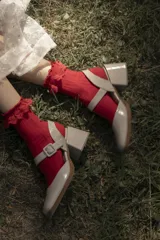 Zapatos tipo ballerina color beige, con taco de 4 cm y diseño semi cerrado.