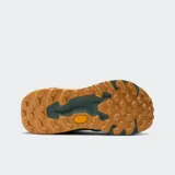 Championes New Balance modelo Hierro V9 para trail running, en tonos beige, verde menta y verde oscuro, con detalles en naranja. Cuentan con entresuela Fresh Foam X y suela Vibram Megagrip.