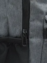 Mochila Forum Active con estampado tie-dye en blanco y negro, con un compartimento principal grande con cierre, un compartimento frontal pequeño con cierre y un bolsillo lateral abierto con elástico.