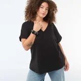 Camiseta de cuello en V con mangas cortas con dobladillo y corte holgado, confeccionada en tejido crepé.