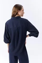 Camisa de manga larga azul marino de lyocel.