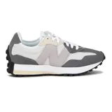 Championes urbanos New Balance modelo 327, con diseño retro inspirado en los años 70. Presentan una combinación de paneles de gamuza gris y nylon blanco, con el logo 'N' característico en el lateral y suela de goma con relieve extendido hacia el talón.