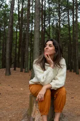 Sweater color crudo de lana merino, con cuello redondo tipo bote y mangas largas abullonadas. Tejido a mano con punto acanalado en puños y ruedo. Corte ajustado al cuerpo.