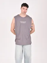 Musculosa negra de corte holgado con cuello redondo y estampa frontal con el texto 'LOSANGELES' en color blanco.