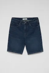 Bermuda de jean azul medio con diseño clásico y dobladillo en las piernas.