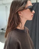 Earcuff de metal plateado, diseño orgánico y texturizado, que se ajusta al cartílago de la oreja sin necesidad de perforación.