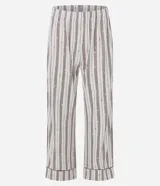 Pijama largo de 2 piezas, compuesto por una blusa de manga larga con escote en V y un pantalón de corte recto, confeccionados en tejido efecto piel de durazno con estampa de rayas y ribetes contrastantes en cuello, puños y ruedo.