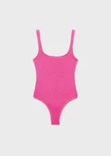 Malla enteriza de textura tipo nido de abeja en color rosado, con escote redondo y espalda abierta.