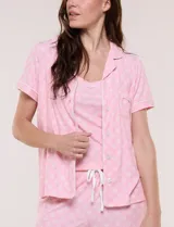 Set de pijama de tres piezas en color verde menta con estampado floral sutil, compuesto por una camisa de manga corta con botones, una musculosa básica y un pantalón largo de corte recto con cordón ajustable en la cintura.