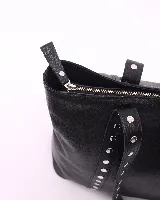 Cartera tipo tote de cuero natural con cierre superior, doble asa de hombro y bolsillo interior.