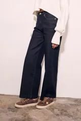 Pantalón de jean azul oscuro, corte wide leg y tiro medio.