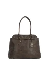 Cartera Hush Puppies modelo Minster Bag, color chocolate, de diseño estructurado con doble asa de hombro, detalles de tiras ajustables con hebillas metálicas doradas y llavero colgante con la forma del perro icónico de la marca.