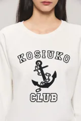 Buzo blanco de cuello redondo y manga larga, confeccionado en rústico de algodón, con estampa frontal en técnica flock que dice "Kosiuko Club" junto al diseño de un ancla.