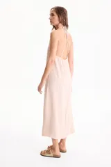 Vestido largo negro de corte holgado, con escote en V y tirantes finos tipo halter.