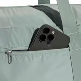 Cartera deportiva Adidas tipo tote, color verde claro, con doble asa de mano y correa ajustable para hombro. Presenta cierre principal, bolsillo frontal con cierre y logo de la marca estampado en el frente.