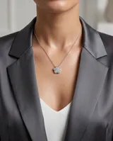 Collar de acero con dije en forma de flor adornado con circonias brillantes.