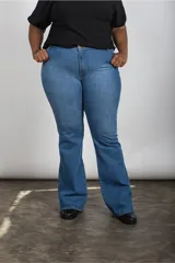 Jeans tiro alto de denim negro, diseño ajustado en la cintura y los muslos, con corte acampanado desde la rodilla hacia el dobladillo.