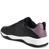Championes Topper modelo Rod II Wns, color negro con detalles en violeta malva en el talón y la lengüeta. Presentan un diseño deportivo con perforaciones en la parte frontal para mayor ventilación, cierre con cordones y suela de goma blanca con base negra.