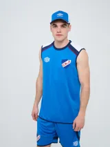 Musculosa deportiva Umbro del Club Nacional de Football, modelo Protraining, color azul marino con detalles en rojo y blanco en los hombros y el cuello. Incluye el escudo del club y el logo de Umbro.