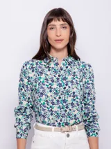 Camisa estampada azul con lunares blancos y rosados, de corte holgado y manga larga con puños abotonados.