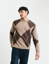 Sweater de punto con diseño de rombos en tonos marrones y beige, cuello redondo, manga larga y terminaciones acanaladas en puños, cuello y ruedo.