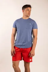 Remera blanca de mangas cortas con bolsillo en el pecho y logo de la marca en la etiqueta.