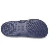 Sandalias Crocs modelo Saturday, color gris, de dos tiras con hebillas ajustables y plantilla de espuma Croslite.