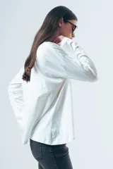 Camiseta de manga larga color marrón, confeccionada en algodón orgánico, con cuello redondo y detalle de letra R bordada en el pecho.