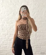 Top corto de un solo hombro, con estampado animal print y corbatín al cuello.