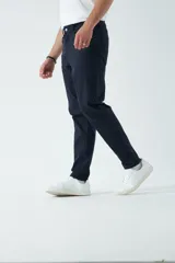 Pantalón negro de corte recto con cinco bolsillos, confeccionado en algodón y spandex.