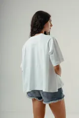 Camiseta de algodón orgánico con calce amplio y caída fluida, de cuello redondo y manga corta.