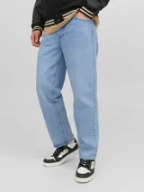 Jean de corte loose fit con tiro alto, confeccionado en tejido de sarga con acabado stonewash. Presenta diseño clásico de cinco bolsillos y cierre frontal con botón.