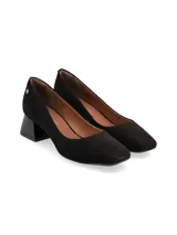 Zapato de tacón medio ancho y brillante, de punta cuadrada, confeccionado en cuero nobuck negro con detalle de aplique metálico con logo en el talón.