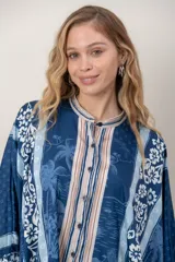 Camisa de seda con estampado tipo pañuelo en tonos azules y celestes, con diseño amplio y mangas murciélago anchas.