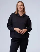 Buzo negro de modal con capucha y bolsillos delanteros.