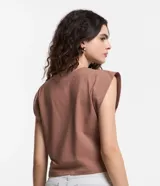 Musculosa color marrón con cuello redondo y hombreras.