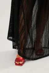 Vestido largo de fiesta negro con textura de red, escote recto y breteles finos. Incluye una bufanda del mismo material.