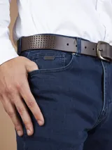 Jean de calce slim fit, color azul medio.