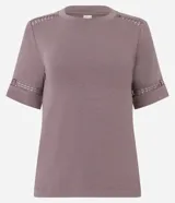 Blusa de viscosa color marrón topo, con cuello redondo y mangas cortas. Presenta aplicaciones de encaje tipo entremedios en las mangas y en la zona de los hombros.