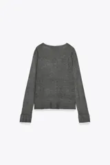 Jersey de punto verde militar con efecto doble, escote redondo y mangas largas con detalles en blanco en el cuello, puños y ruedo.
