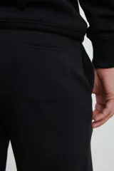 Pantalón jogging de corte deportivo con cintura elástica y cordón ajustable. Presenta puños elastizados en el ruedo y bolsillos laterales.