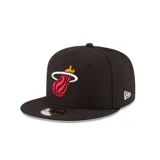 Gorra negra de visera plana con el logo de los Miami Heat bordado en el frente y el logo de New Era bordado en el lateral.