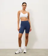 Bermuda deportiva azul de tejido acanalado seamless con cintura elástica alta y calce ajustado.