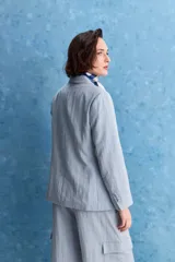 Blazer color beige claro, de corte clásico con solapa, cierre de un botón y bolsillos delanteros de vivo.