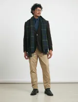 Pantalon de corte recto en color beige, confeccionado en tejido de algodón, con cierre frontal de cremallera y botón, y bolsillos laterales y traseros.